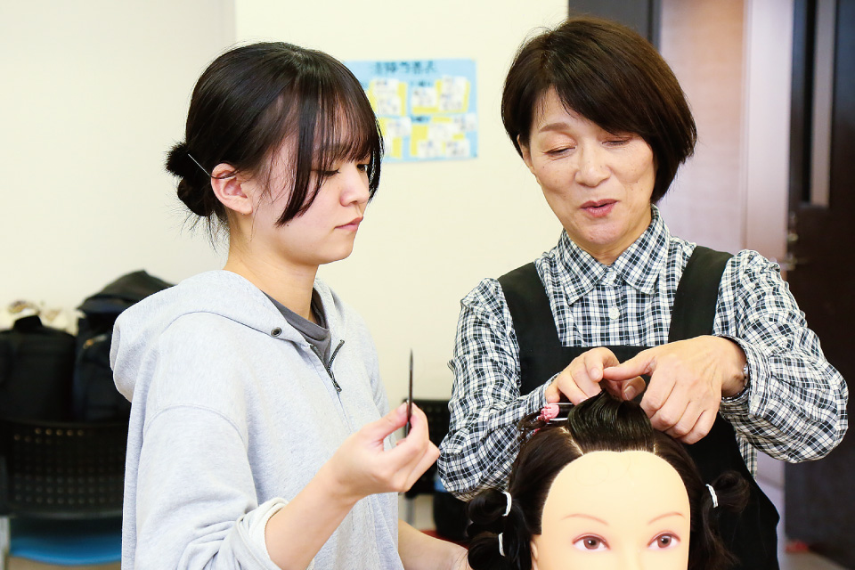 いち早く美容師を目指すなら、高校から専門的に学ぼう