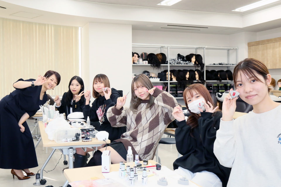 ヘアメイク、ネイル、パーソナルカラー、トータルコーディネートなど、幅広く学べる!