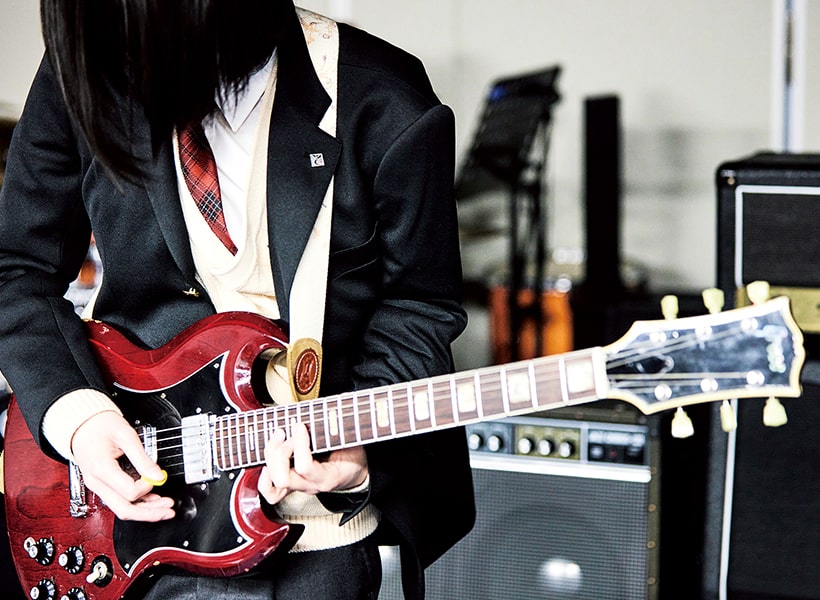 仲間とバンドを組むことも可能。音楽漬けの高校生活！